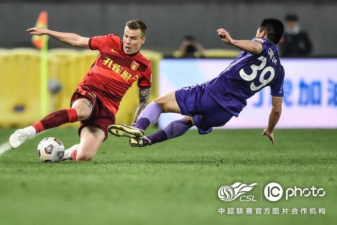 بث مباشر مباراة ليفربول والسيتيمواجهة نارية في الدوري الإنجليزي الممتاز